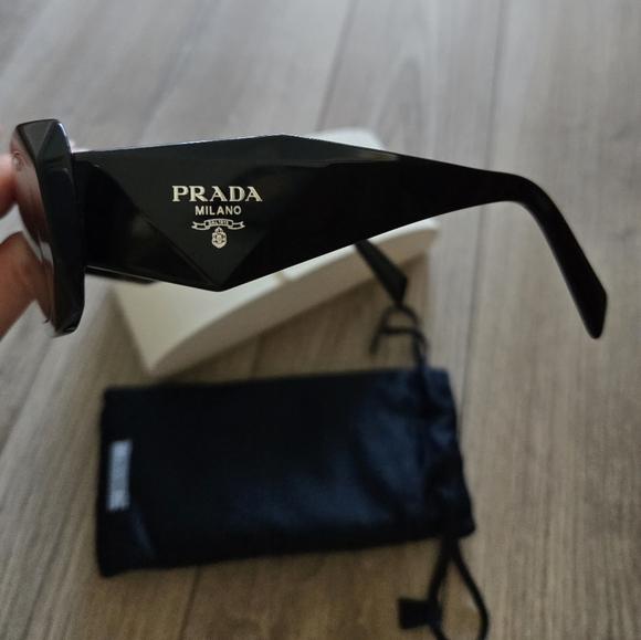 Prada Eyewear Runway Oversize-Frame Sunglasses - Picture 4 of 9